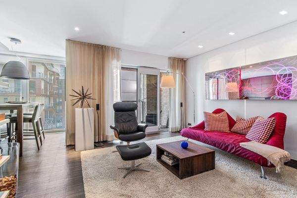 Offener Wohn- und Essbereich mit Zugang zur West-Loggia