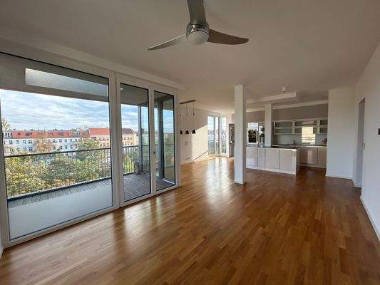 Wohnzimmer mit offener Küche