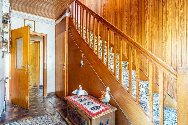 Vorflur mit Holztreppe