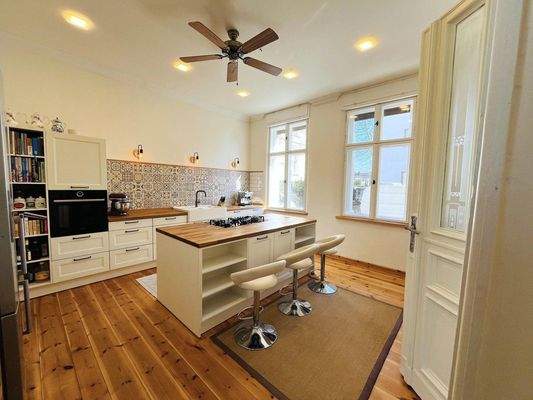 Küche mit Einbauküche