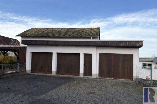 Nebengebäude mit Garagen