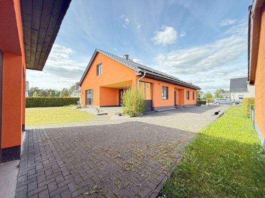 Blick Eingang/Terrasse von Doppelgarage aus