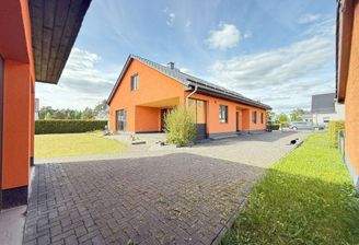 Blick Eingang/Terrasse von Doppelgarage aus