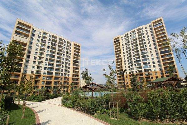 Flats for Sale 250 m from the Tem Highway in Istanbul Avcılar