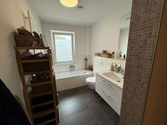 Modernes Bad mit Fenster