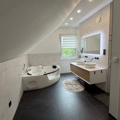 Badezimmer mit Eckbadewanne