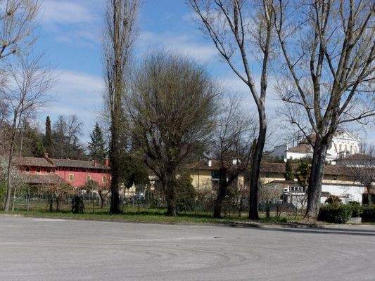 Blick auf das Anwesen neben der Villa Manin