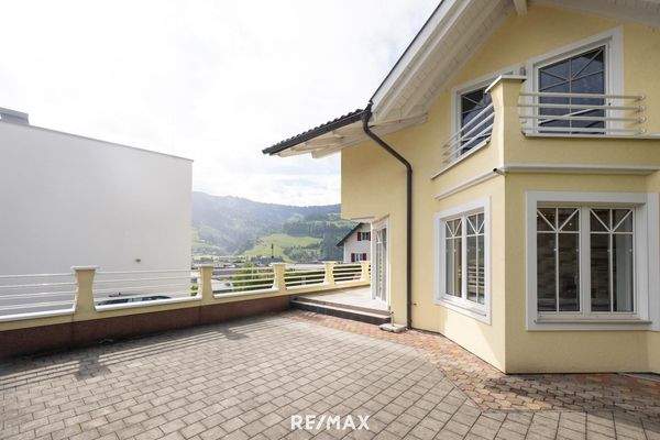 Haus mit Terrasse außen