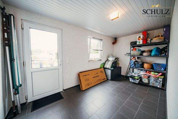 Geräteraum hinter Garage 