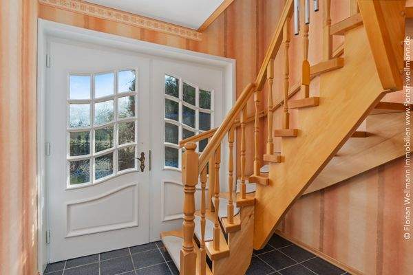 Offene Echtholztreppe im Hausflur 