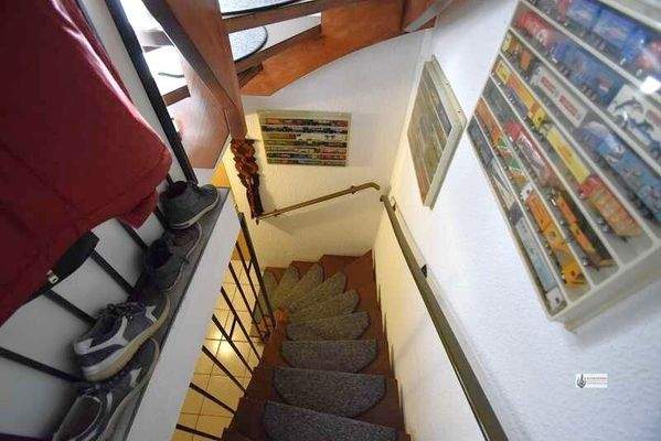 Massive Holztreppe in den Keller