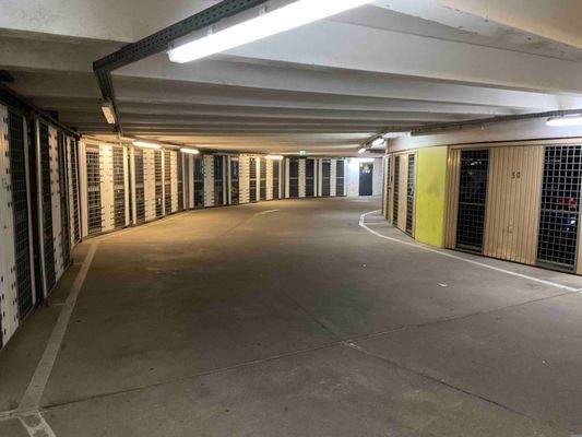 Weitere Innenansicht der Garage mit Garagenboxen