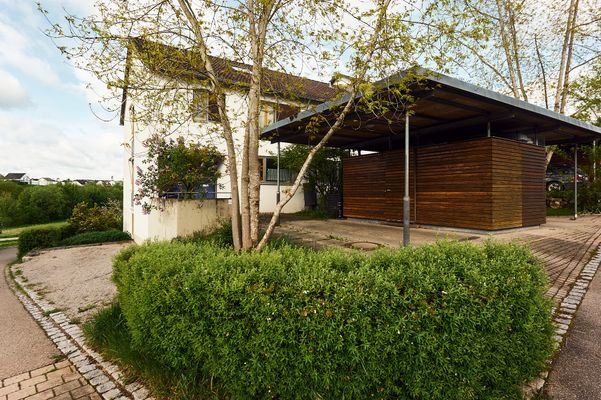 Objektansicht mit Carport und Stellplatz 