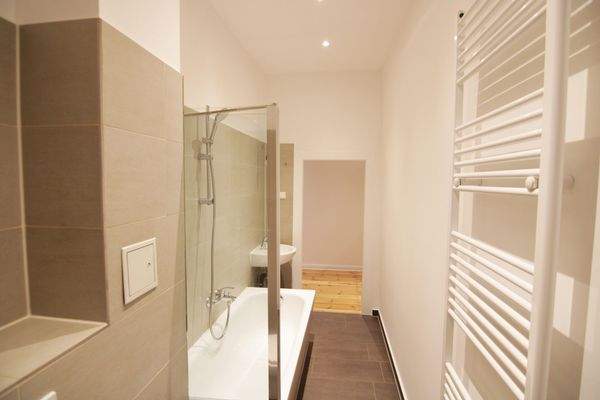 Elegantes Wannenbad mit Fenster