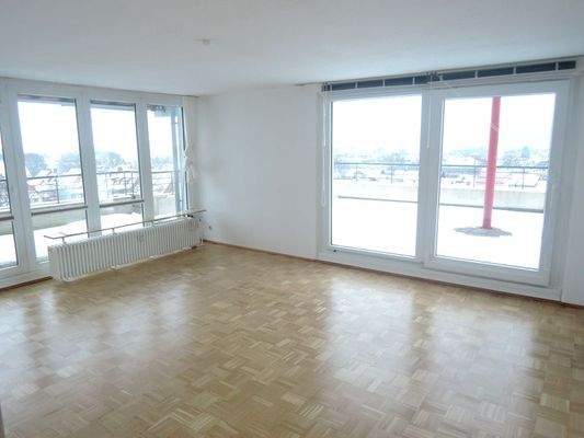 Sehr helles Wohn-//Esszimmer