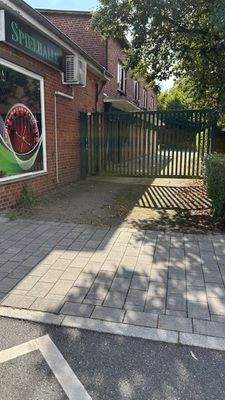 Landweg 10 Zufahrt mit Toranlage.jpg