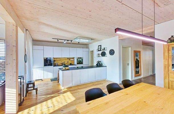 Küche mit direktem Zugang zu Speis / Abstellraum