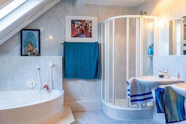 Wohnen über dem See – Charmante Maisonettewohnung mit Alpenpanorama