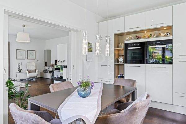 Blick aus der Küche ins Wohnzimmer