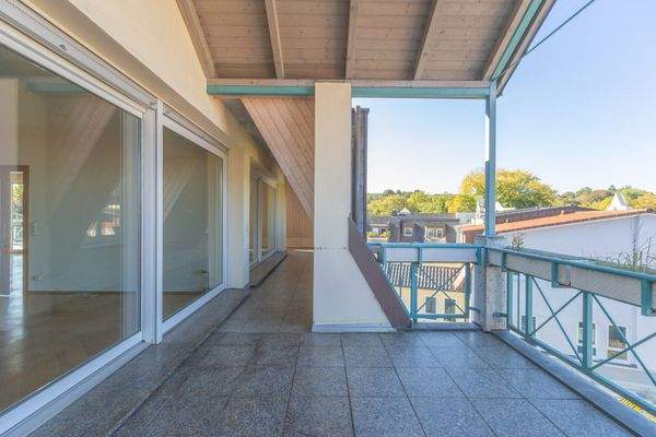 überdachter Balkon mit elektrischer Markise