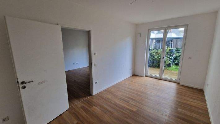 Helle Neubauwohnung mit Garten