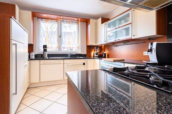 Geräumige Küche mit Garagenzugang