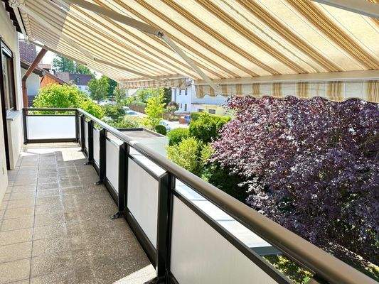 15. Balkon mit Markise.jpg