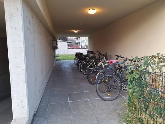 FAHRRADABSTELLPLATZ überdacht