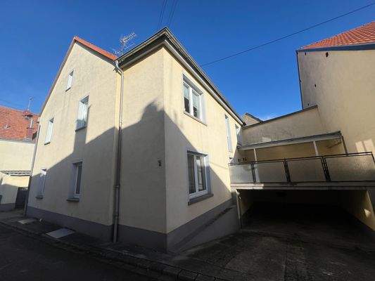 Hausansicht mit Carport und Terrasse