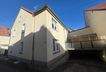 Hausansicht mit Carport und Terrasse