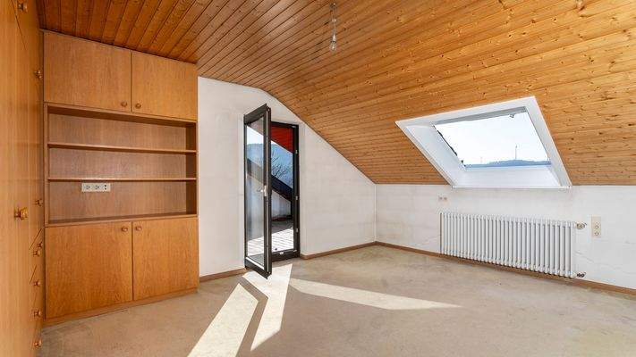 Kinderzimmer 2 mit seitlichem Zugang zur Loggia