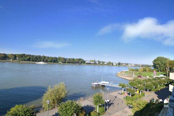 ...mit Blick auf Rhein und die Stadt Bonn