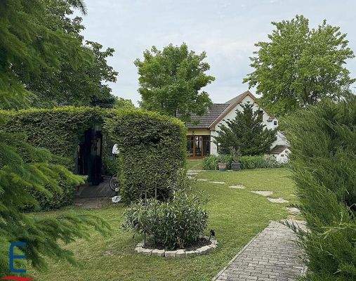 Terrassenförmig angelegt und einer weiteren Zufahrt mit großer Parkfläche 