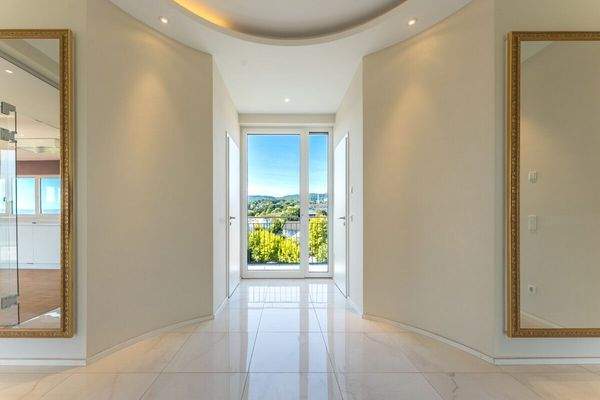 Blick in das Entrée aus dem Fahrstuhl