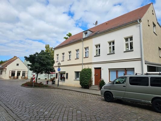 das Gebaude in der Torstr. ( gelbe Fassade