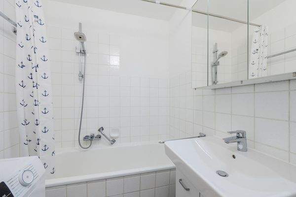 Badezimmer mit Wanne und Waschmaschinenanschluss