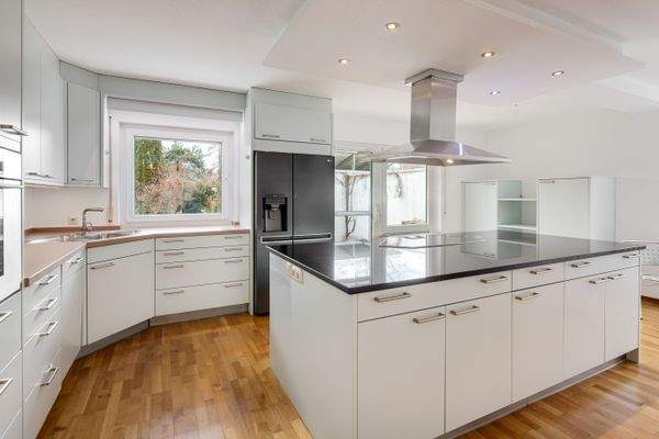 Moderne Küche mit Terrassenzugang