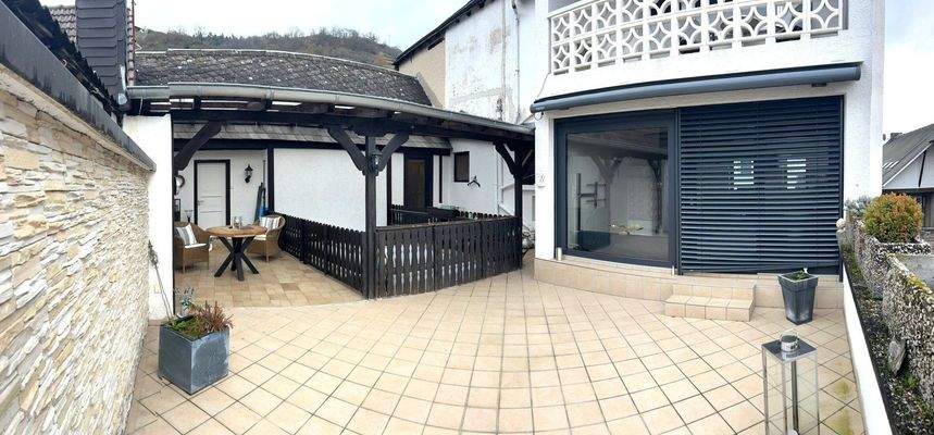 gesamte Terrasse im 1. OG rd. 35 qm 