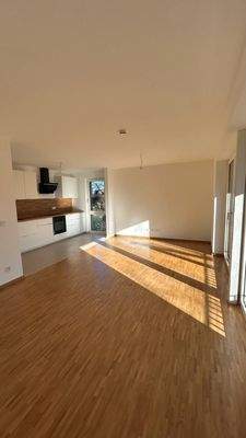 Helles Wohnzimmer mit Küche