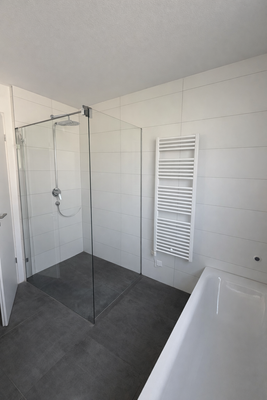 Bad mit Dusche und Badewanne