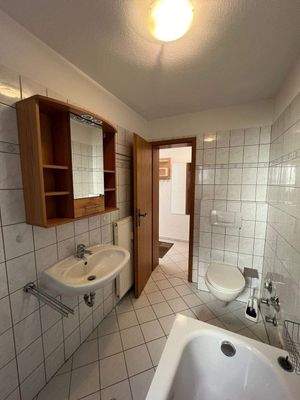 Bad mit Fenster 2ZW UG