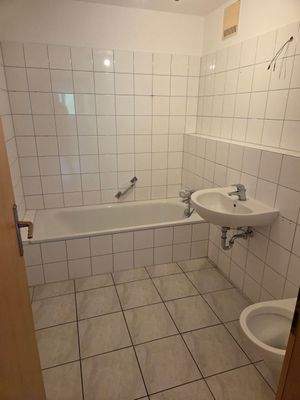 Weiß gefliestes Badezimmer