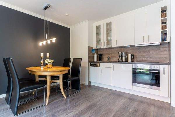 Küchenzeile mit Esstisch