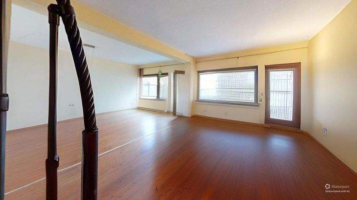 40B-Am-Strand-Living-Room-Defurnished