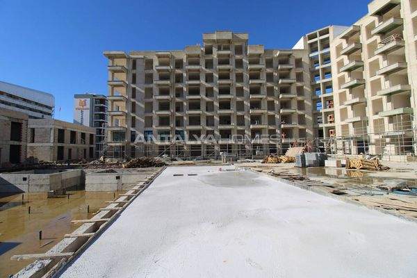 Flats in Complex near Main Street in Antalya Altintas