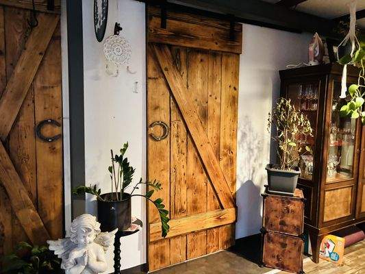 rustikale Massivholztüre zum Bad (Nebenhaus OG-Wohnung)