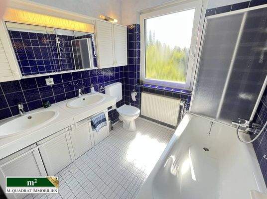 Wannenduschbad im DG