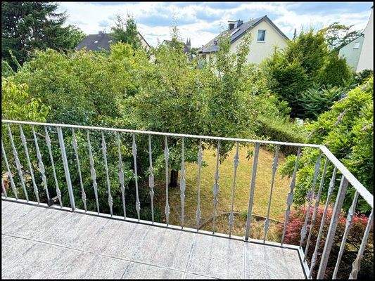 OG Schlafzimmer mit kleinem Balkon zum Garten