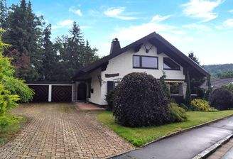 Gebäudeansicht mit Hofeinfahrt