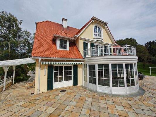 Villa mit Terrasse und Wintergarten